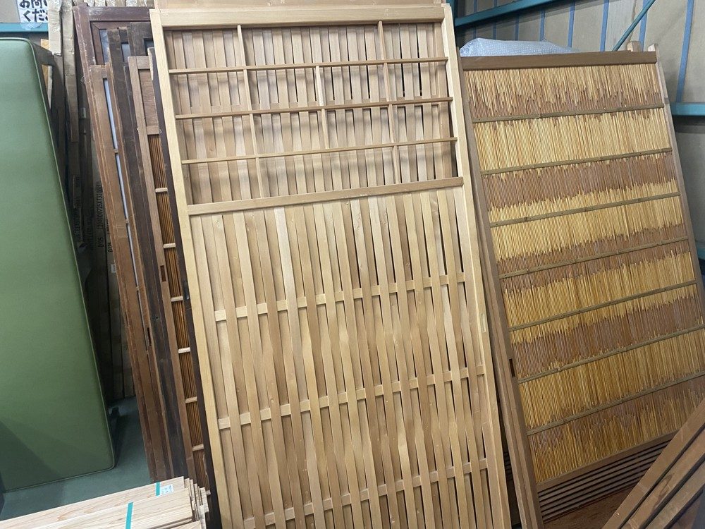 格子戸や葦戸が並ぶ建具ゾーン
