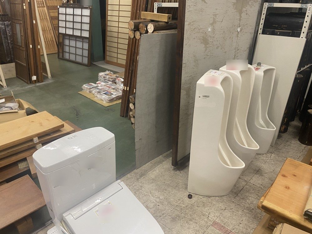 便器や小便器が並ぶ設備機器ゾーン