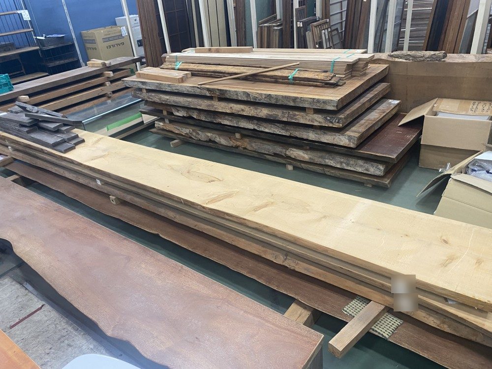 一枚板や木材が積まれた建材ゾーン